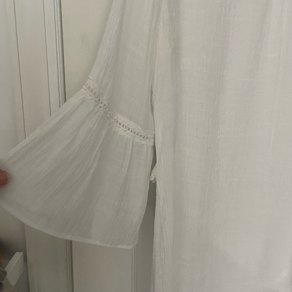 Alex white Top. Pull over, 3/4 length flutter sleaves BOHO. Size L - Picture 4 of 9